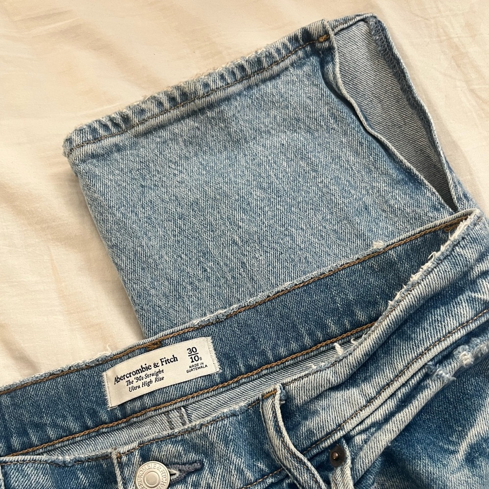 Abercrombie & Fitch ‘90s Straight Ultimate High Rise Jeans w/ hem cutout detail